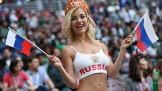FOTO/ Rusia shkëlqen në fushë, femrat ruse “tërbojnë” tribunat e stadiumit