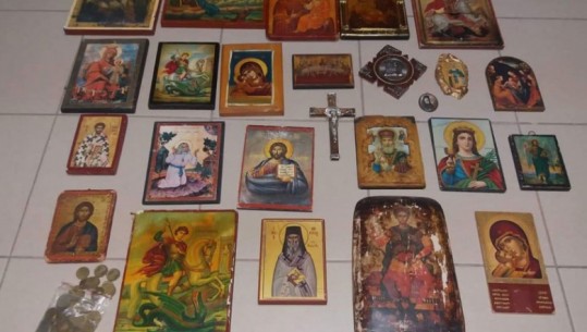 Korçë, shisnin ikona kishtare dhe monedha greke për 3 mijë euro, dy të arrestuar 