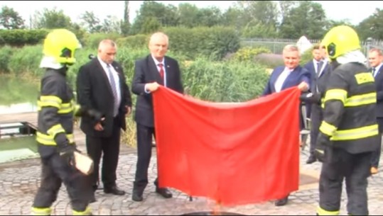 “Nuk ka politikë të ‘brendshme’, Presidenti çek djeg pantallonat gjigante gjatë konferencës për shtyp