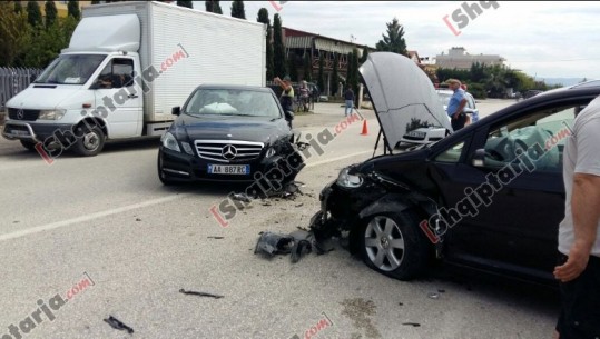 Aksident në Elbasan-Peqin/Automjetet përplasen 'kokë më kokë', dy të lënduar (VIDEO)