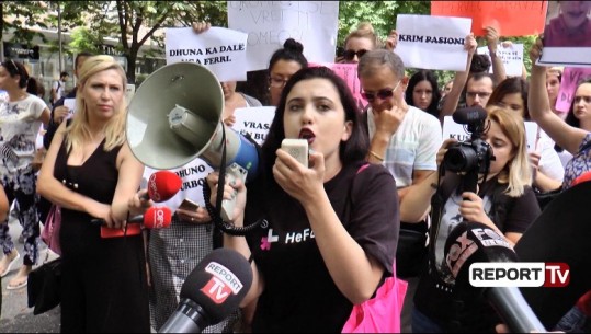 Studentë e shoqëria civile protestë për gratë e dhunuara: Jo më raste si Xhuljeta Cuni, shteti të mbrojë femrat