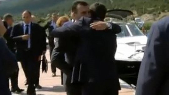 FOTO/ Takimi i përzemërt Tsipras-Zaev, kur mllefi i tre dekadave 'shuhet' në një përqafim