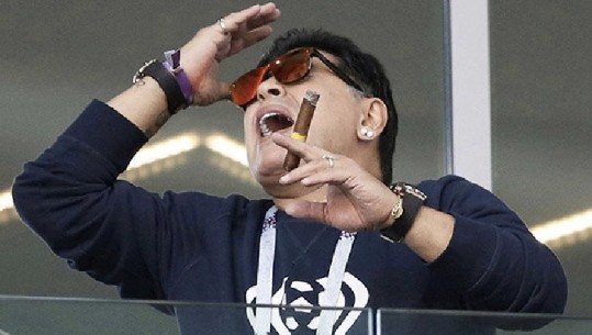Maradona: Kërkoj falje, nuk e dija që ishte e ndaluar tymosja në stadium