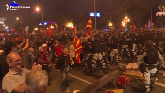 Emri i ri/ Protesta të dhunshme në Shkup, 7 policë dhe 25 protestues të lënduar
