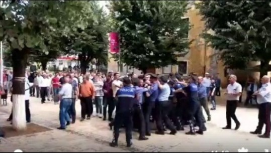 Protestë pa leje kundër Ramës në Dibër, procedohet deputeti i PD, djali i tij dhe 24 të tjerë