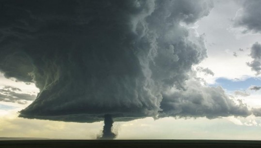 Autraliani rrezikoi jetën për të fotografuar tornadon gjigante/FOTO