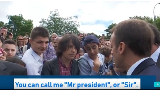 'Si shkon Manu', presidenti Macron i jep leksione të riut që i drejtohet 'miqësisht'/VD