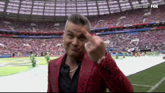 Nxorri gishtin e mesit në mes të ceremonisë, Robbie Williams tregon arsyen e gjestit: Isha nën presion