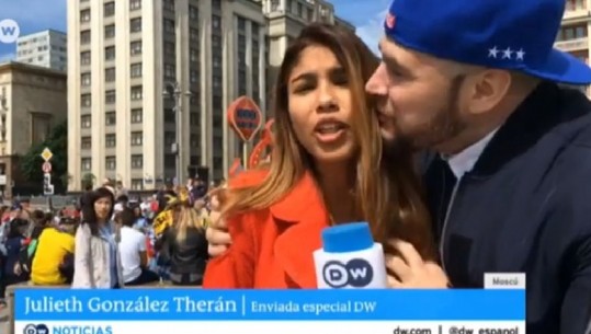VIDEO/Përfiton nga transmetimi direkt, tifozi puth e përqafon gazetaren