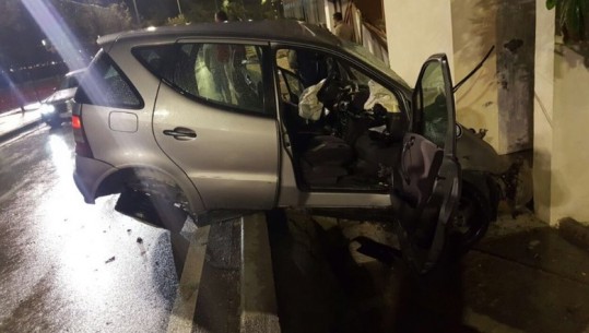 Makina përplaset me murin e lokalit, plagoset çifti i bashkëshortëve në Elbasan