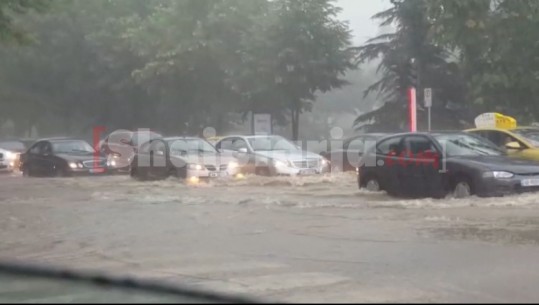 VIDEO/Shtrëngata shiu në Tiranë, bllokimi i kolektorëve sjell përmbytjen e rrugëve