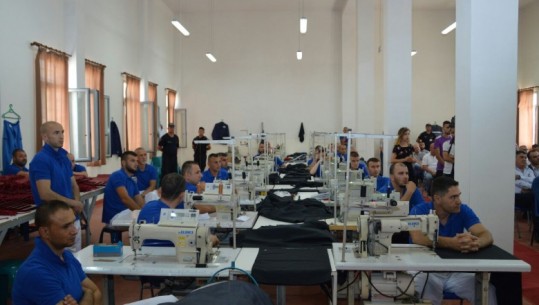Berat, 26 të dënuar punësohen si rrobaqepës, kreu i Burgjeve: Aktualisht punojnë 667 të burgosur