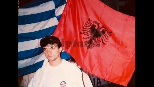 Aktori Laert Vasili rrëfen historinë në Botërori + në Report Tv: Si hëngra dru për flamurin shqiptar/ FOTO