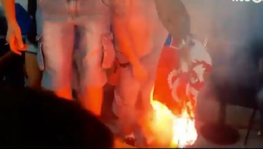 Brohoritjet e tifozëve kroatë ‘çmendin’ serbët, i’u djegin flamurin/VIDEO