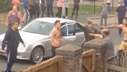  Sherr në mes të lagjes në Angli, banorët sulmojnë me mjete të forta shoferin e Mercedezit/ Video