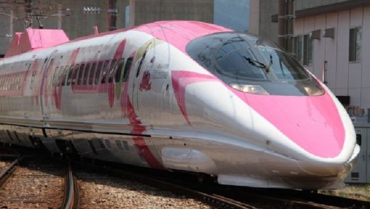 'Hello Kitty' treni i ri në Japoni ofron pamje mahnitëse/FOTO