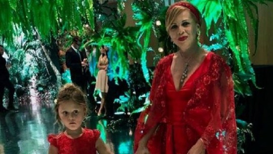A duken të mrekullueshme Inva e Nina me fustanet e Joni Peçit