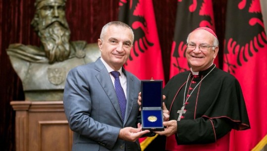 Presidenti Meta i akordon Dekoratën  ‘Nënë Tereza’ Arqipeshvit të Shkodrës