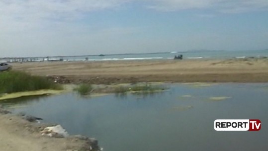 Lihet në harresë plazhi i Shën Pjetrit në Gjirin e Lalzit, mbetje të shumta dhe ujërat e zeza kanë mbuluar rërën