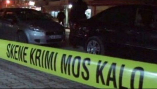 Elbasan, plagosje me thikë për motive të dobëta, dy të rinj transportohen në spital