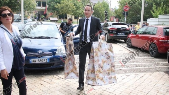 3.4 mln euro/ Deputeti i PD me ‘Toyota’ dhe çanta me ‘euro’ në Kuvend, e bllokon garda/ VIDEO