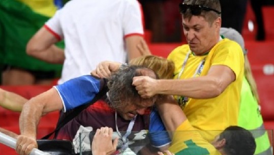 FOTO/ Nga futbolli në boks, përleshje në stadium mes tifozëve brazilianë dhe serbë