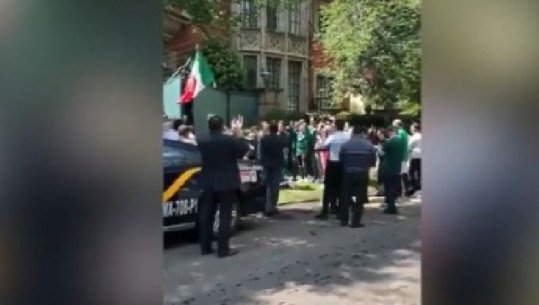 Pas eleminimit të  Gjermanisë tifozët meksikanë këndojnë para ambasadës koreano-jugore/ VIDEO