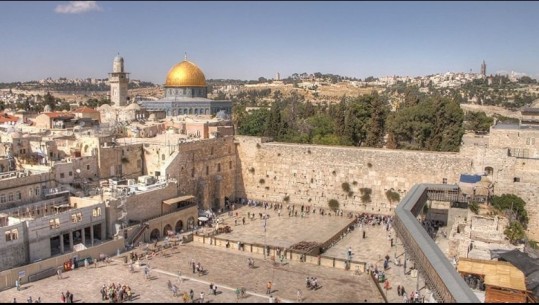 Modelja 26-vjeçare hap polemikë, zhvishet nudo tek “Muri i Lotëve” në Jeruzalem/ Foto