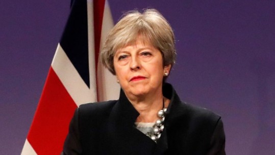 Kryeministrja britanike May i 'mbijeton' mocionit të mosbesimit 