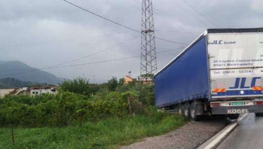 Aksident në aksin Elbasan-Librazhd, mjeti del nga rruga,  lëndohet lehtë drejtuesi i kamionit