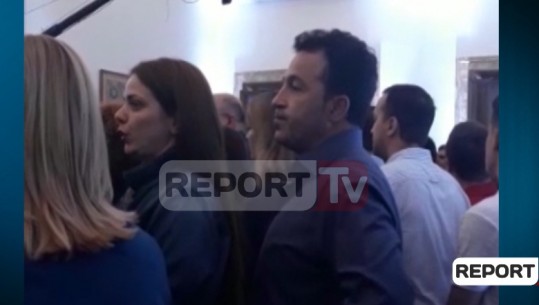 Me duart në qafë, ministri Peleshi s’i ndahet të shoqes (Video)