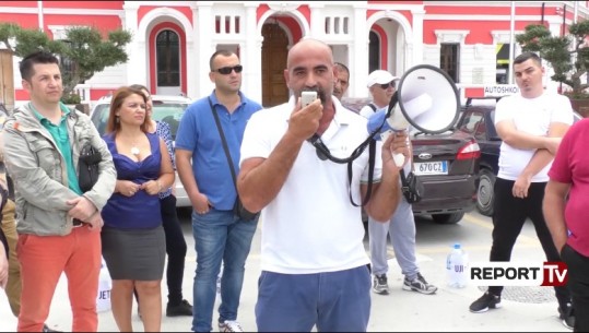 Rritja çmimit të ujit, protestë para bashkisë së Vlorës, qytetaret: Vendimi i beftë, nuk na pyeten 