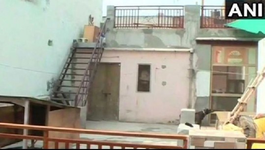 Horror në Indi/11 anëtarë të familjes gjenden të varur në shtëpinë e tyre