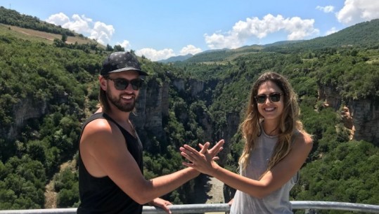 Braktisën gjithçka për të shëtitur botën, çifti amerikan në 'Rreze Dielli' i mahnitur nga Shqipëria: Ky vend plot energji