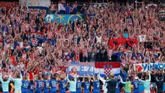 Kualifikimi i Kroacisë, tifozët kroatë festojnë me flamujt kuq e zi