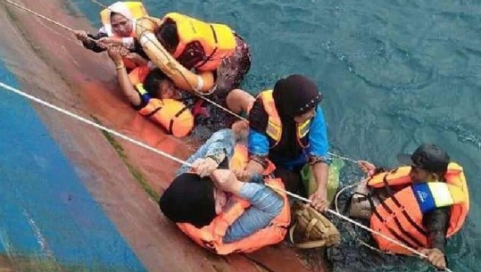 Pamjet tronditëse, momentet kur emigrantët hidhen në det nga trageti që po fundosej