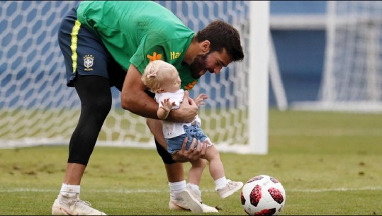 Vajza e portierit të Brazilit luan më të atin, fotoja do t'iu ëmbëlsojë të gjithëve