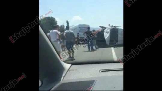 VIDEO/ Aksident në aksin Lezhë-Shkodër, përplasen dy fugonë mallrash, plagosen drejtuesit e mjeteve 