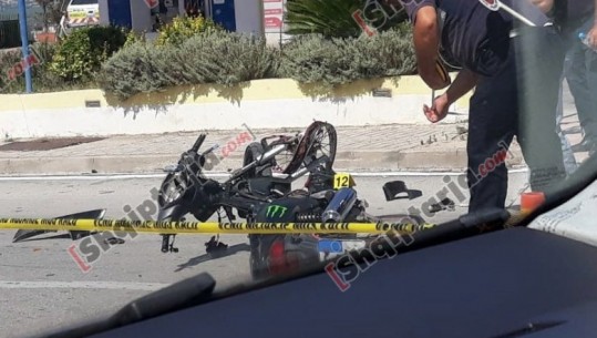 Aksident në Sarandë, motoçikleta i pret rrugën makinës dhe 'fluturon' në ajër, rëndë motoristi