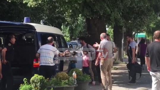 Ju mori nga 250 € dhe i la në mes të rrugës, kapen afër Kapshticës 6 kurdë, mes tyre dy fëmijë e një grua