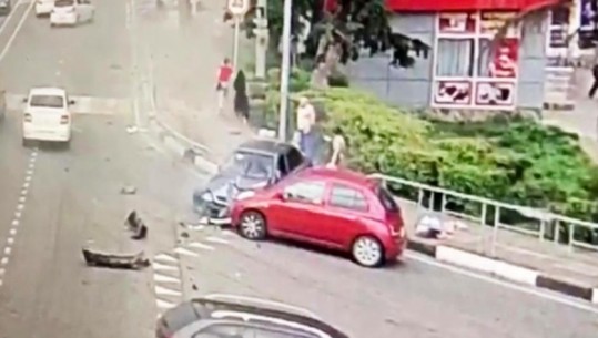 VIDEO/Rusi, momenti i tmerrshëm, makina futet mes këmbësorëve në Soçi, 1 i vdekur e 5 të plagosur