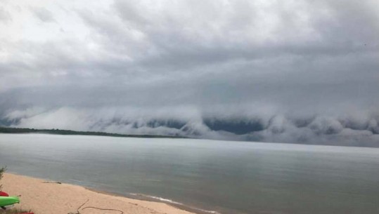 Pamje të pabesueshme, re apokaliptike mbi liqenin e Michigan/VIDEO