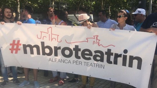 Artistët protestë me këngë patriotike për teatrin para Kuvendit: Nëse ligji miratohet do ngujohemi