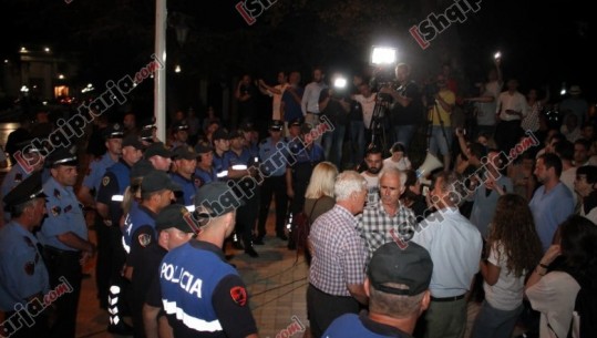 Miratimi i pr/ligjit për Teatrin, artistë e qytetarë protestë jashtë Kuvendit/FOTO