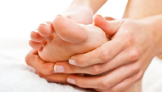 Ngërçi i gishtave të këmbës – pse ndodh dhe si ta trajtoni
