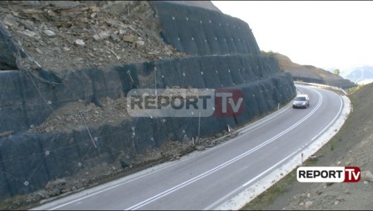 Panik në aksin Gramsh-Elbasan, shembet masivi shkëmbor, rrezikohet qarkullimi i automjeteve (VIDEO)