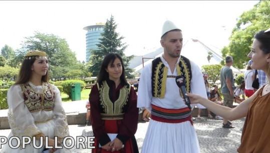 Një shëtitje me turistë polakë nën petkun e veshjeve popullore