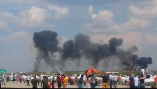 VIDEO/ Po performonte shfaqje në ajër, shpërthen para mijëra personave helikopteri rumun