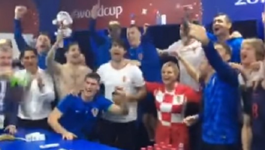 Video e re/Presidentja kroate s'kontrollon emocionet, hidhet përpjet me lojtarët te dhomat e zhveshjes