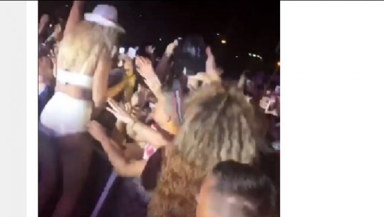 Nuk përmbahet Rita Ora, ja si feston me tifozët kroatë/ Foto